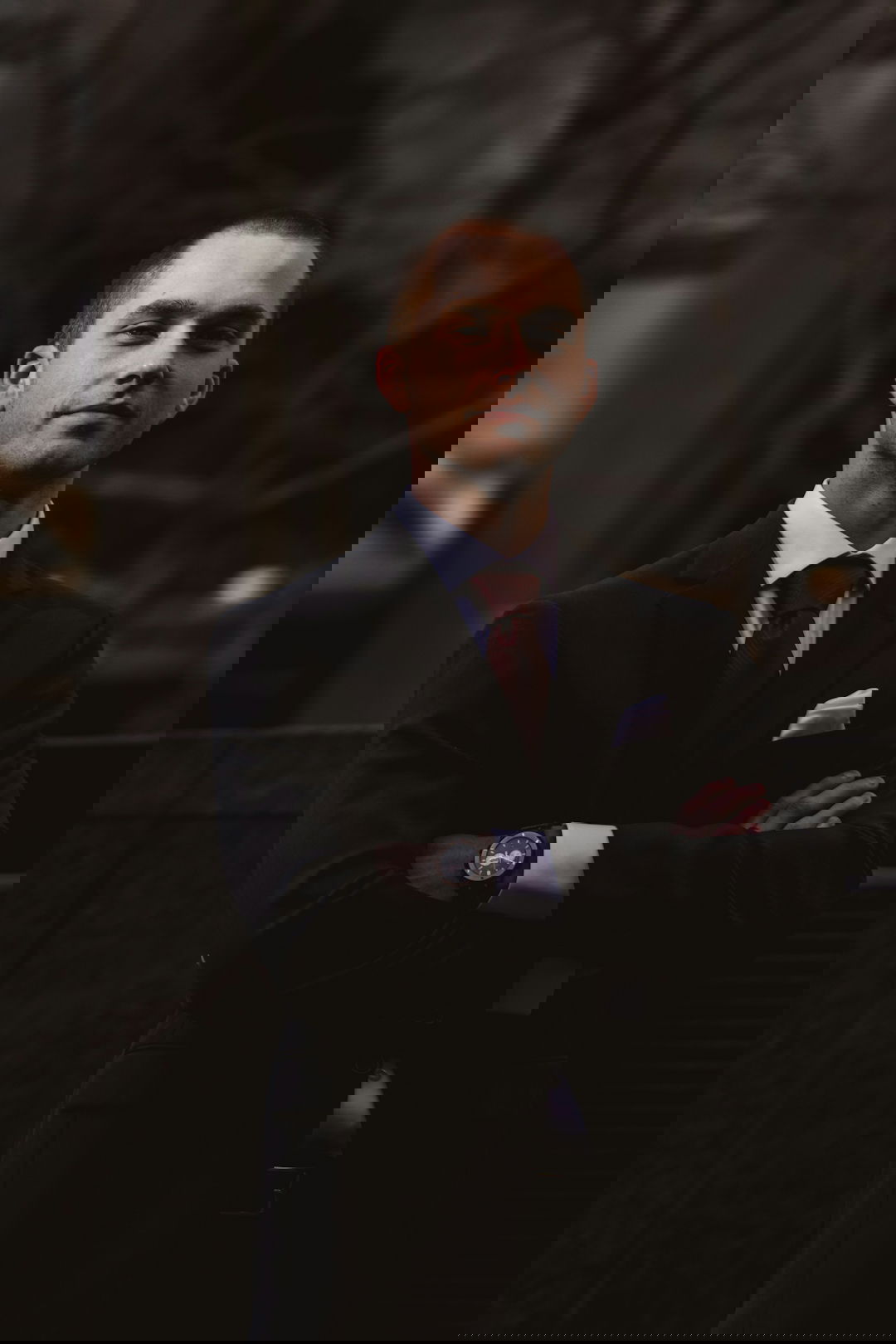 man wearing black notched lapel suit jacket in focus photography